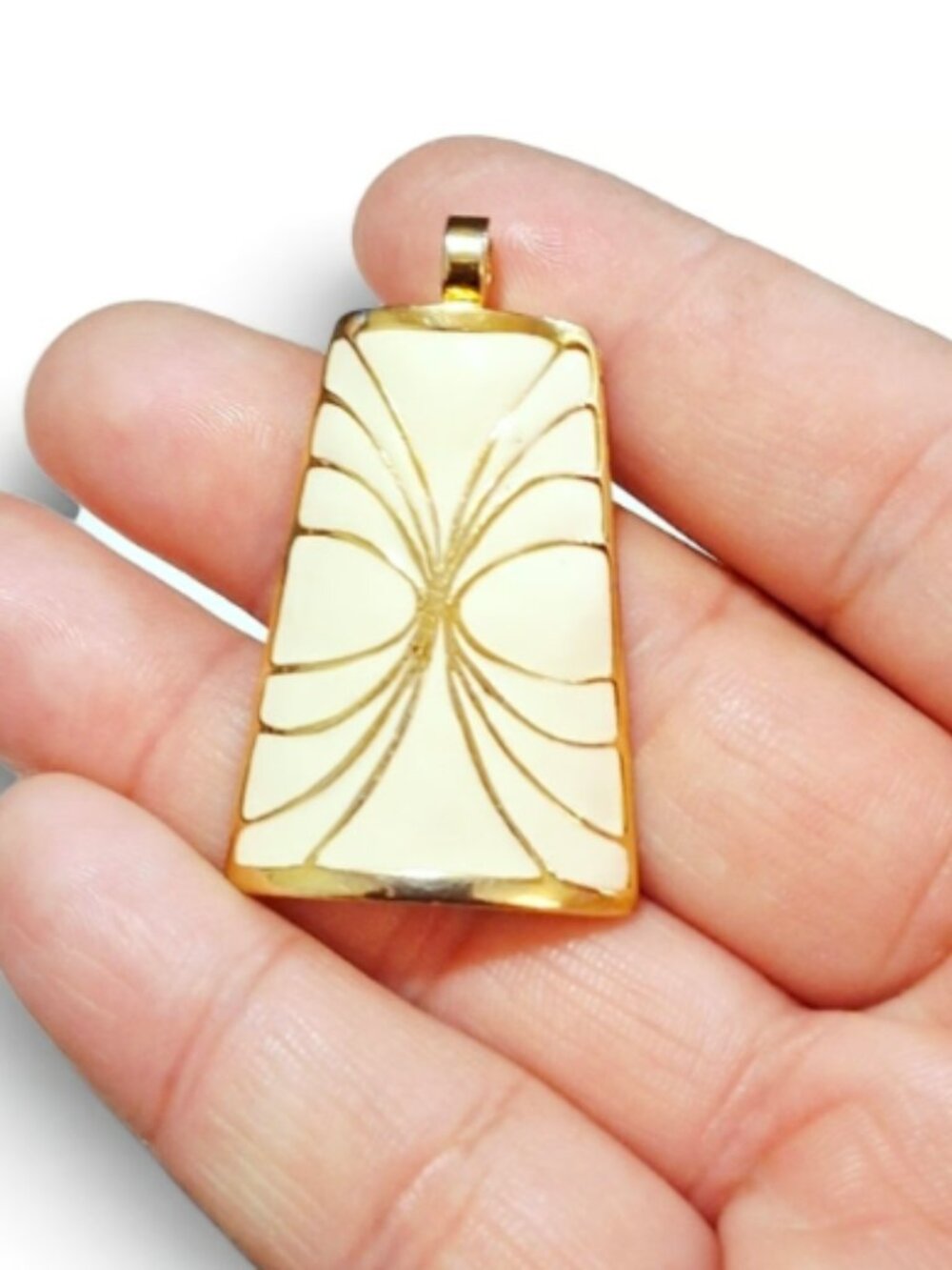 Women's Vintage Cream & Gold Tone Necklace Pendant